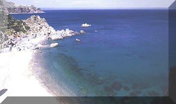 Caminia: Il mare e gli scogli